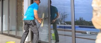 Egy férfi megmossa a panorámaablakot