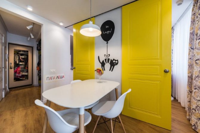 Uși glisante galbene în bucătărie cu pereți albi